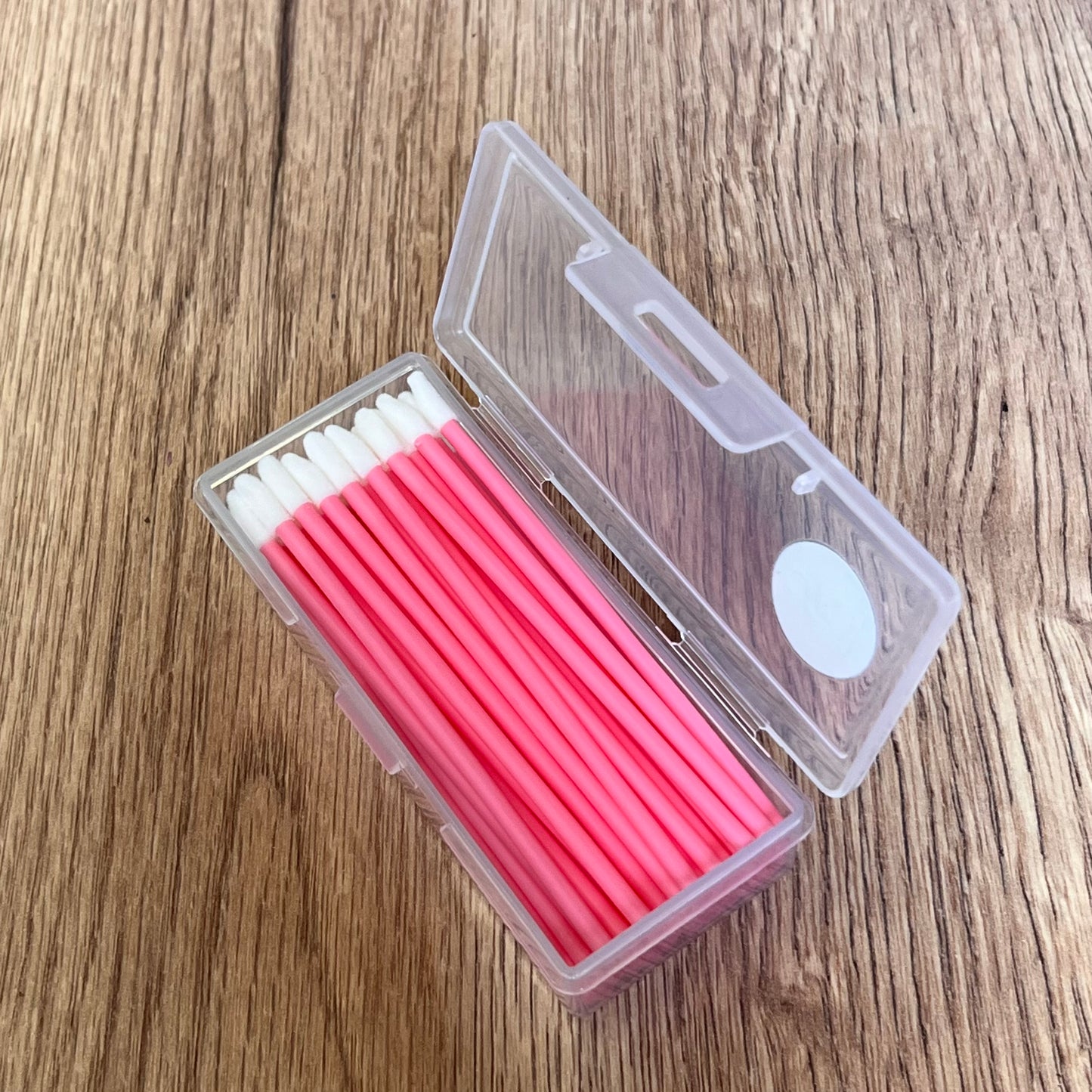 קופסאת אפליקטורים לשפתיים